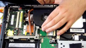 извлечение вентилятора из корпуса ноутбука замена вентилятора ноутбука