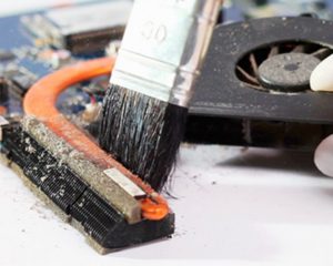 очистка системы охлаждения ноутбука при помощи кисти чистка ноутбука от пыли