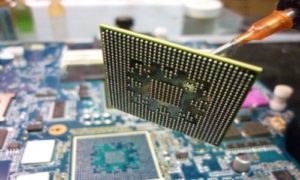 в нижней части чипа расположены оловянные шарики-контакты Замена видеочипа