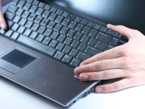 клавиатура снятая с удерживающих защелок замена клавиатуры