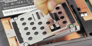 отсоединенный от разъема платы жесткий диск замена HDD в ноутбуке
