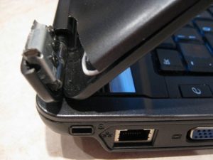 Так заклинивший шарнир выламывает пластик сломанный шарнир