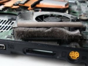 система охлаждения забита пробкой из скопившейся пыли чистка ноутбука от пыли