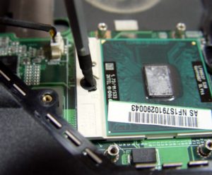 процессор в разъеме удерживается специальной защелкой Апгрейд замена процессора на более мощный