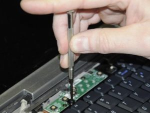 замена клавиатуры крепежные болты